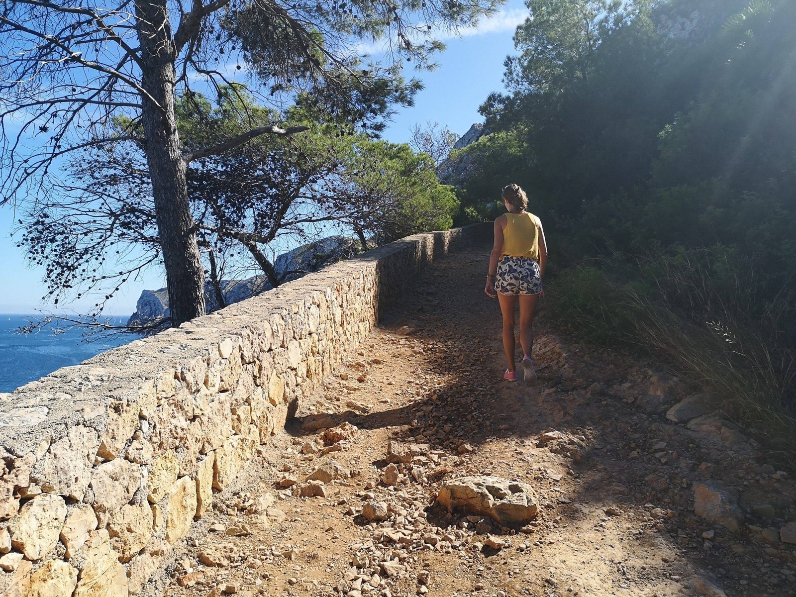 The road toward Mirador las Rotas and yellow route to Cova Tallada